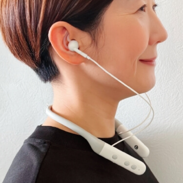 イヤホンを装着する