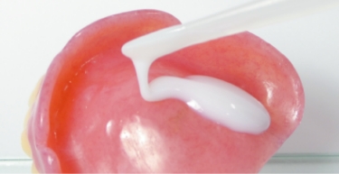 ティッシュコンディショナーフレクトンを義歯床に盛り上げ、その後、通法通りに使用します。